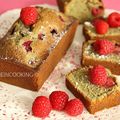 Cake au thé matcha et aux framboises