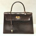 Hermès. Sac Kelly en crocodile tête de nègre