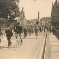 Quid de cette carte photo d'un défilé sur le pont stratégique de Belfort ?