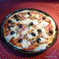 Pizza au prosciutto, champignons et origan du jardin