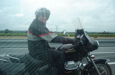 Moi et ma Guzzi California 3 équipée d'un nez de cochon Avon...