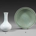 Époque Ming (1368-1644) Vase en grès émaillé blanc & Coupe en grès émaillé céladon, Longquan, Zhejiang