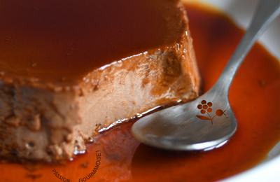 CRÈME RENVERSÉE AU CHOCOLAT NOIR & À LA PÂTE DE CURRY ROUGE