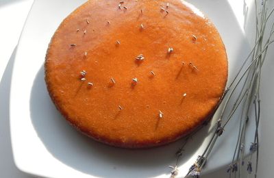 Gâteau aux amandes, parfumé à la lavande, et gelée d'abricots, sans gluten et sans lactose