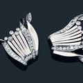 Importante broche «double clip» en or gris et platine à volutes stylisées serties de diamants de taille ancienne
