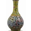 Vase en trois parties en porcelaine décorée en émaux polychromes. Chine, XIXe siècle