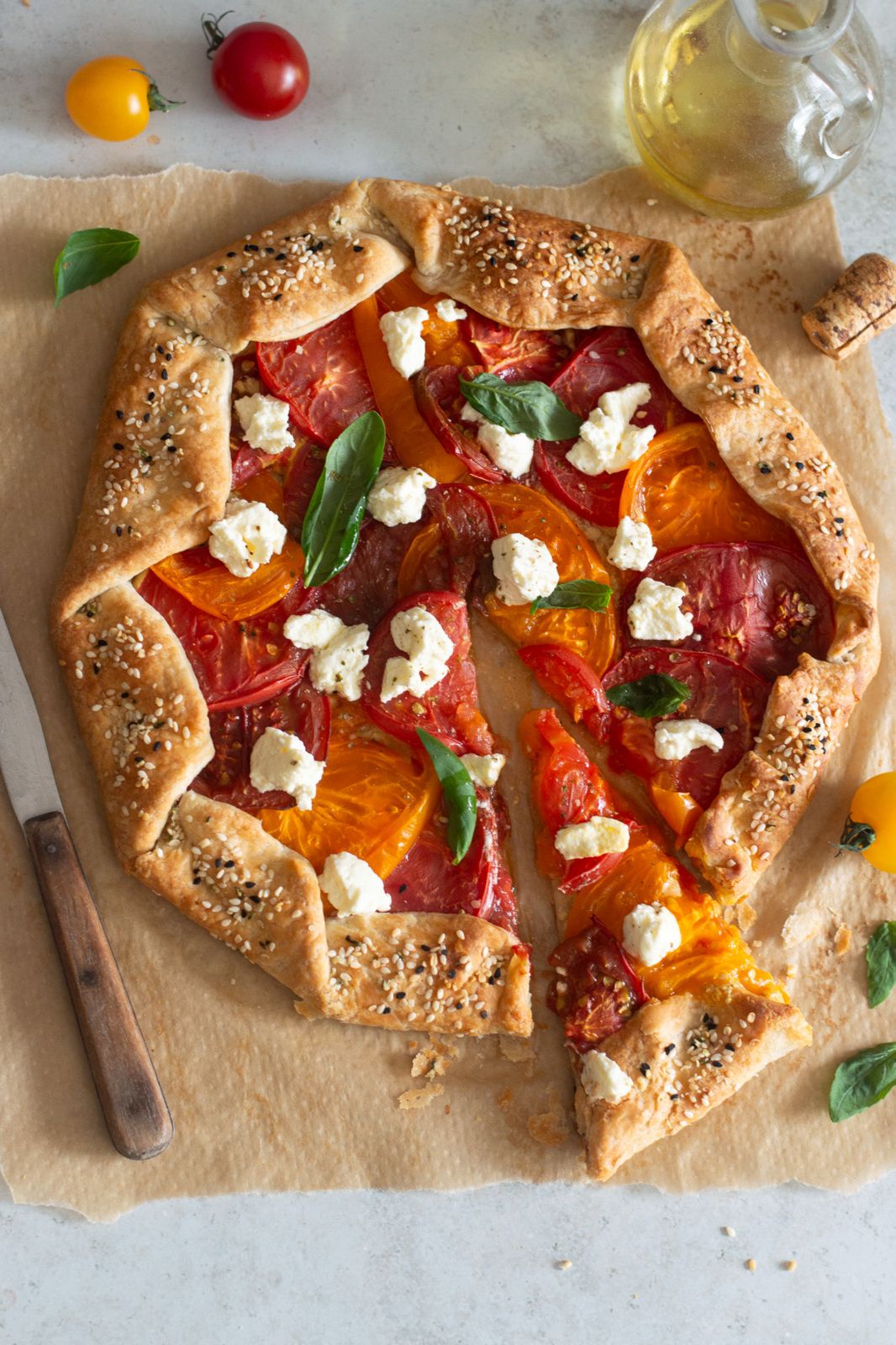tarte feuilletée aux tomates anciennes, recette tarte feuilletée, été, tarte aux tomates ancienne facile, tarte feuilletée chèvre tomate, recette tarte tomate moutarde, tarte tomate basilic, recette d’été simple et rapide, cuisine de saison été, recette avec tomates anciennes, idée repas été léger, dijon, bourgogne, bourgogne franche-comté,  