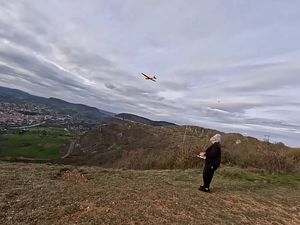 DÉCOLLAGE AU BORD DU PLATEAU DU LARZAC.
