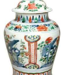 A Chinese porcelain Wucai baluster jar and cover, 17th century. 