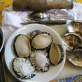 Ormeaux poêlés, blinis de méteil et feuilles de céleri