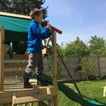 Les enfants apprécient leur nouvelle aire de jeux dans le jardin !