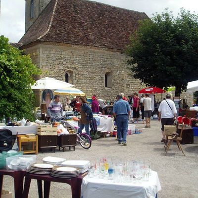  Vide grenier et marché aux  produits régionaux