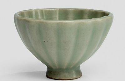 A rare Longquan celadon-glazed mallow-shaped cup, Zhejiang province, Southern Song-Yuan dynasty (1160-1368)