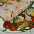 Escalope de saumon aux pommes de terre et à la salade de tomates