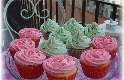 Cupcakes fraises et cupcakes pistache. 