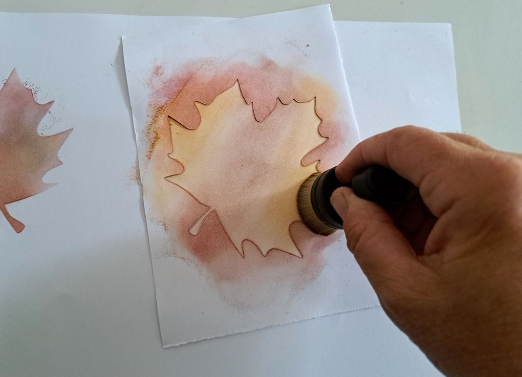 Avec la grande feuille d'arbre