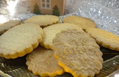 Biscuits de Noël avec un rouleau à motif