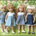 Petites filles en bleu dans un jardin de roses