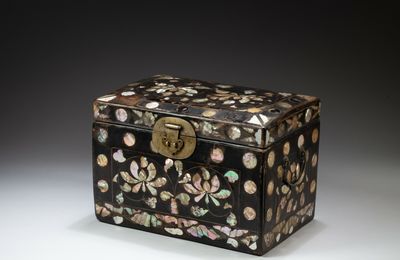 Korean mother-of-pearl inlaid lacquerware sold at Sotheby's Paris, 14 June 2024