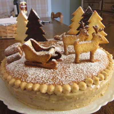 Gâteau de Savoie, crème pâtissière pralin & poires (Décor Noël)