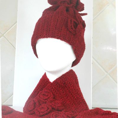 Ensemble bonnet, écharpe et mitaines rouges