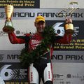 un pilote vainqueur du tourist trophy au mille roues