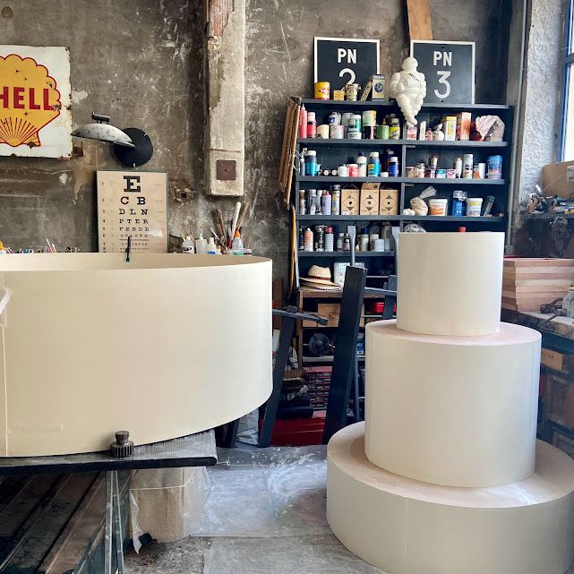 Structure du gâteau géant en cours, diamètre 150cm, hauteur 200cm