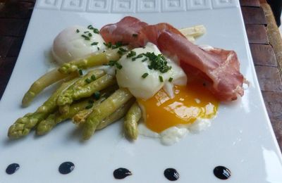 Oeufs basse température, asperges blanches et coppa