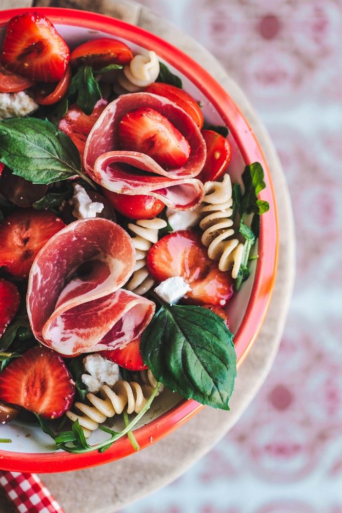 salade fraicheur, salade d'été, tomates cerises, fraises marinées, balsamique, féta, basilic, recette estivale, salade de pâtes