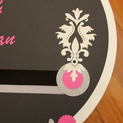 urne baroque aux motifs damassés