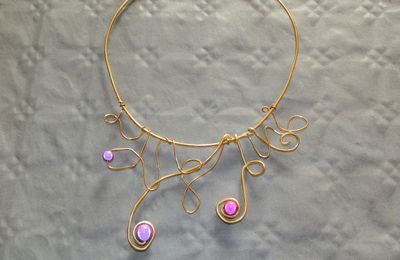 collier doré perle magique rose et violette