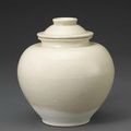 A straw glazed pottery jar and cover,Tang Dynasty 