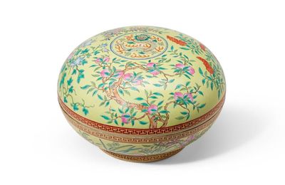 A large famille rose yellow-ground ‘dragon’ circular box and cover, Late Qing-Early Republic Period