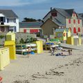 le soleil est descendu sur les cabanes de plage