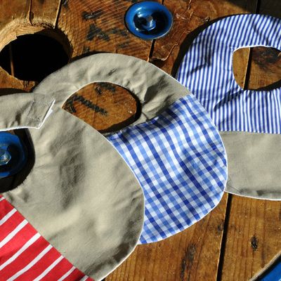 des bavoirs, toujours des bavoirs... petits ou grands