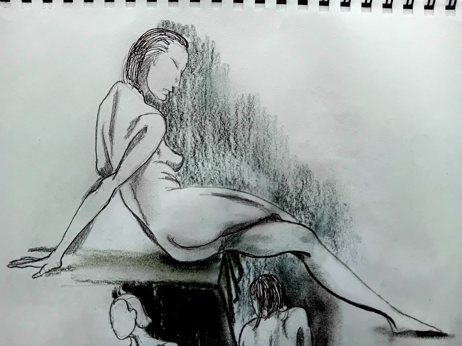 Croquis modèle vivant féminin. Crayon et fusain teinté 