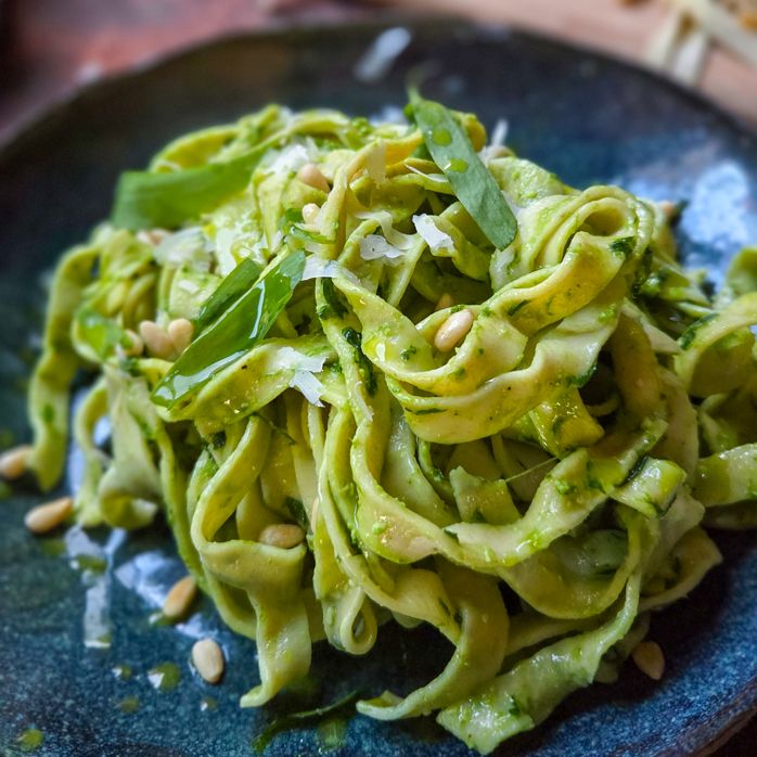 Pâtes fraîches aux oeufs à l'ail des ours, pesto d'ail des ours, burrata