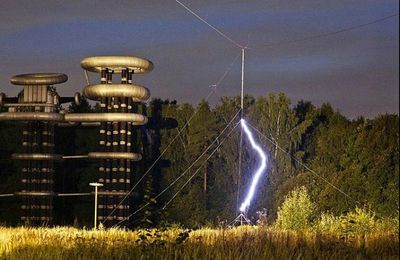 Une « Tour de Tesla » futuriste dans un bois abandonné près de Moscou