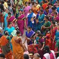 Le défilé des dames en saris de mille couleurs