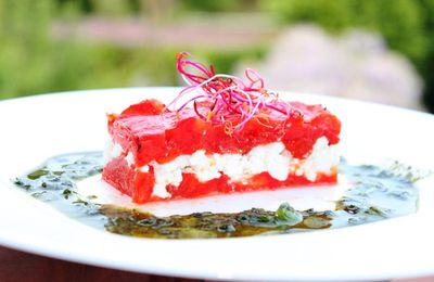 Millefeuille de tomates confites et chèvre frais, et son coulis de basilic