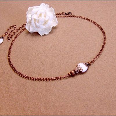 Collier fantaisie rétro, bijou créateur, nacre blanche, chaine cuivre 