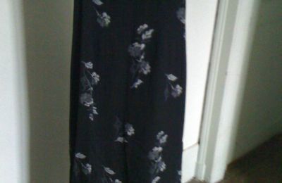 Robe longue - Taille M - Noir à fleurs grises - 15€