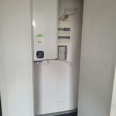 Aménagement d'un vestiaire étriqué pour maximiser les rangements