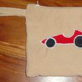 trousse a crayons en tissu applique voiture de course