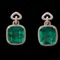 REPOSSI. Paire de pendants d'oreilles composés de deux exceptionnelles émeraudes