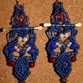 Boucles d'oreilles percées en macramé de fil Bleu et perles de verre Rose pâle, Marron, Ivoire et Bleu