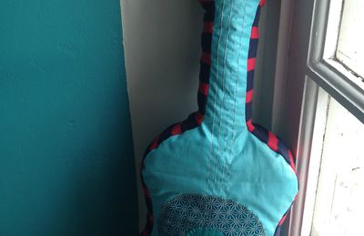 Un coussin en forme de guitare [cadeau de noël]