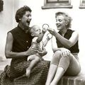 1954, Los Angeles - Marilyn et une voisine de Schaefer