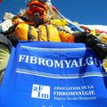 Le drapeau "fibromyalgie" en haut du mont Everest