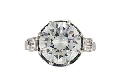Un solitaire en platine, orné en son centre d'un diamant brillanté